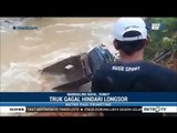 Rekaman Truk Terguling ke Dalam Sungai saat Hindari Longsor