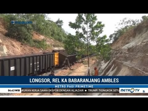 Gerbong Miring Kereta Api Babaranjang Terimbas Longsor di Way Kanan