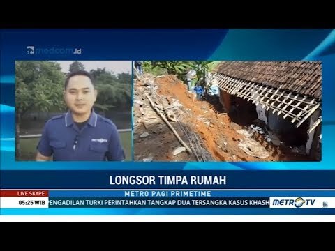 Longsor Timbun Rumah Warga di Ciamis
