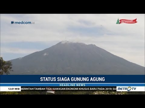 Gunung Agung Keluarkan Asap Putih Tipis