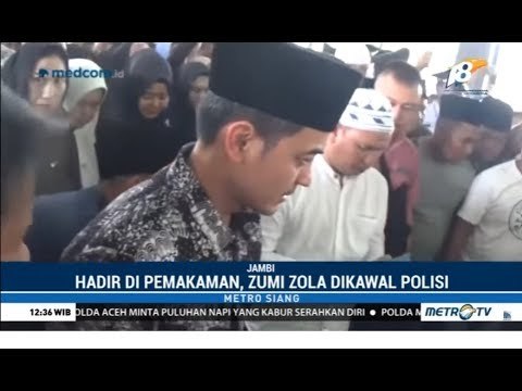 Zumi Zola Hadiri Pemakaman Ayahnya di Jambi