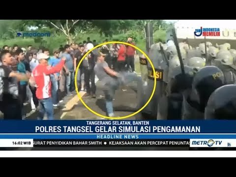 Polisi Tangsel Bentrok dengan Demonstran