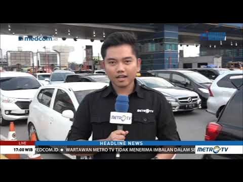 Situasi Gerbang Tol Cikarang Utama Terpantau Padat