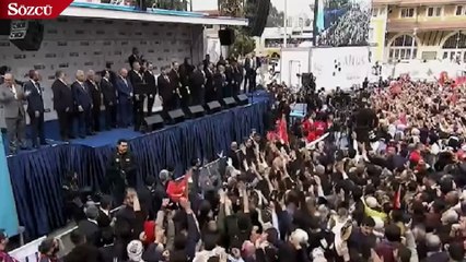 Video herunterladen: Erdoğan’ın mitinginde kavga çıktı! ‘Eyvah, eyvah…’