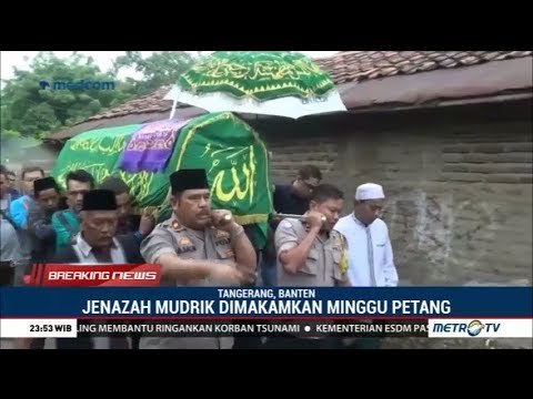Isak Tangis Sambut Jenazah Mudrik Sudrajat Korban Tsunami Selat Sunda