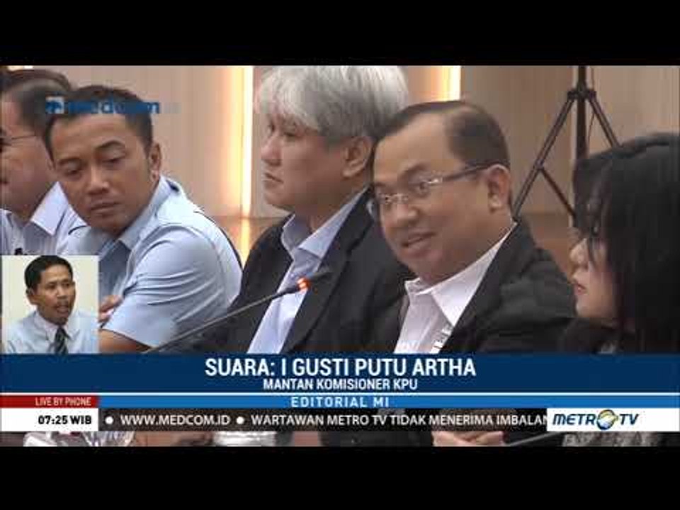 Senyum di Rapat, Teriak di Luar