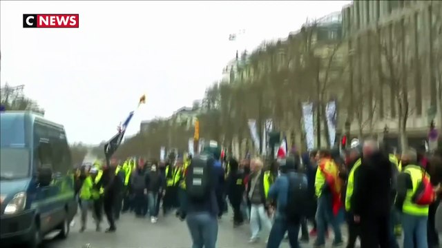 Violences à Paris : les policiers pris pour cible