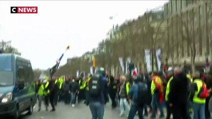 Violences à Paris  : les policiers pris pour cible