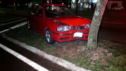 Veículo atinge árvore no Bairro Alto Alegre