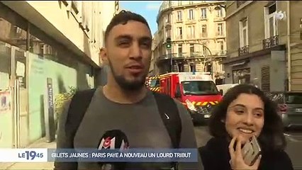 Скачать видео: Gilets jaunes : Présents par hasard près des Champs-Elysées, des touristes hallucinés témoignent - Regardez