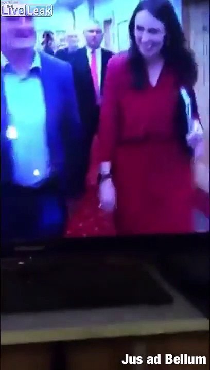 La première ministre a une arme entre les jambes en nouvelle zélande ?