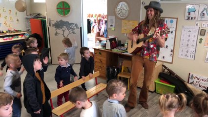 Le Hyèrois candidat à The Voice, Maxime Cassady, fait chanter les écoliers à Ollioules