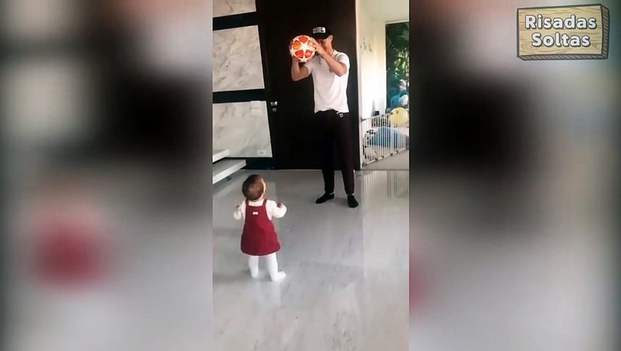 Ronaldo and his daughter Alana play with the ball that marked "Hat Trick" in the game against Atletico Madrid