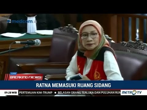 Detik-detik Ratna Sarumpaet Memasuki Ruang Sidang