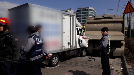 1t 화물차가 덤프트럭 들이받아...1명 중상 / YTN