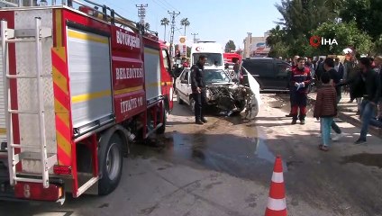 Adana'da otomobil ile hafif ticari araç kafa kafaya çarpıştı: 3 yaralı