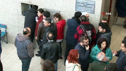 Tiyatro bileti alabilmek için çadır kurdu