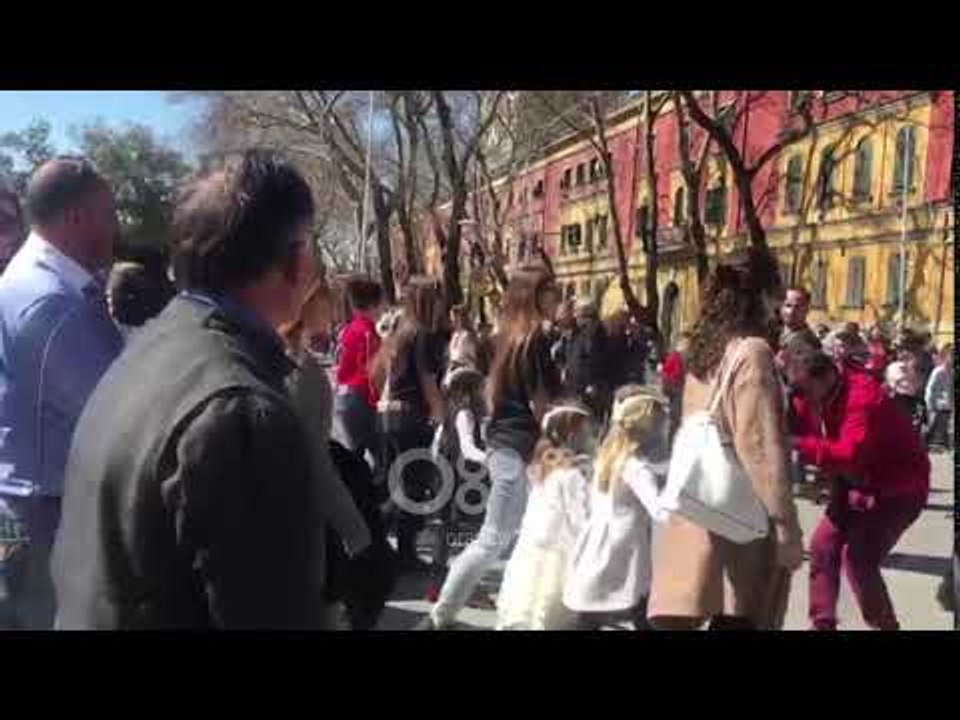 TV Ora  - Të rinjtë e FRPD dhe LRI marshim paqësor kundër përdorimit të gazit në protestë