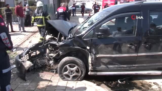 Adana'da Otomobil ile Hafif Ticari Araç Kafa Kafaya Çarpıştı: 3 Yaralı