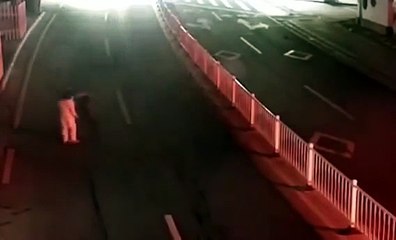 رجل يختبر حب زوجته له فصدمته سيارة مسرعة