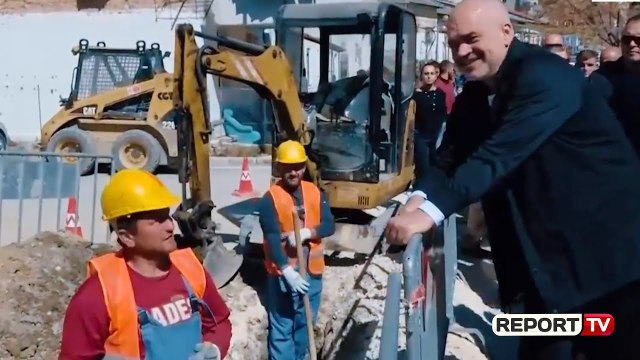 Report TV - Rama në Poliçan, viziton shkollën e rikonstruktuar dhe kantierin e ujësjellësit