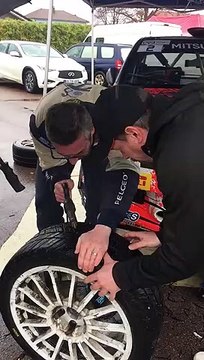 Rallye de Franche-Comté : Sébastien Bret retaille les pneus de sa Mitsubishi Lancer Évo 9 avant la dernière spéciale