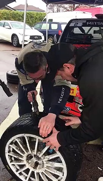 Rallye de Franche-Comté : Sébastien Bret retaille les pneus de sa Mitsubishi Lancer Évo 9 avant la dernière spéciale