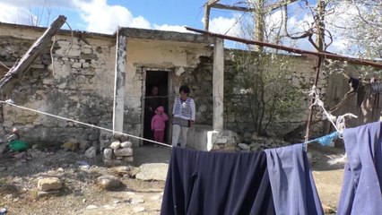 Report Tv - Varfëria "ulet këmbëkryq" në fshatin Picar të Vlorës