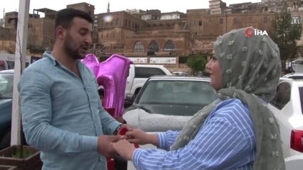 Çorum'dan Mardin'e Gelerek Halkın Önünde Sevgilisine Evlenme Teklif Etti