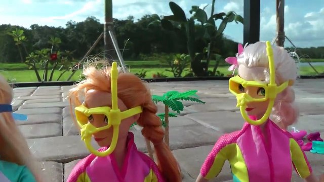 Nager avec les DAUPHINS!!! Elsa & Anna les tout-petits vont Plongée avec Barbie - Éclaboussures Plaisir
