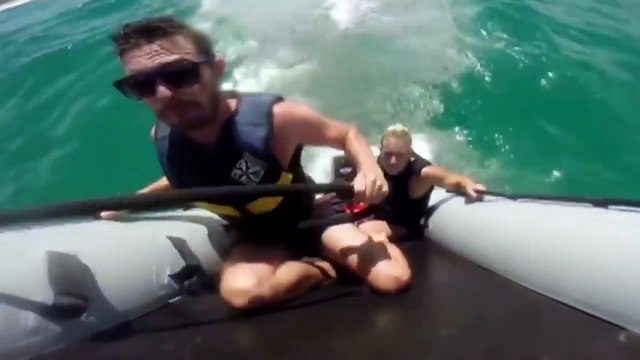 Le bateau se renverse.. les requins les attendent dans l'eau !