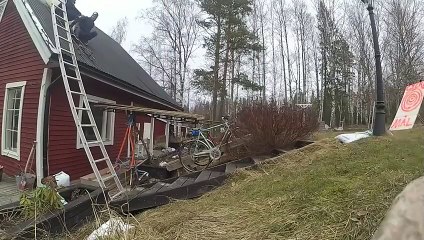 Ce fou a construit un jetpack.. et le teste du toit de la maison !