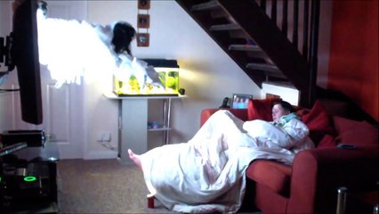 Pire blague : il effraye sa copine en pleine nuit comme jamais !