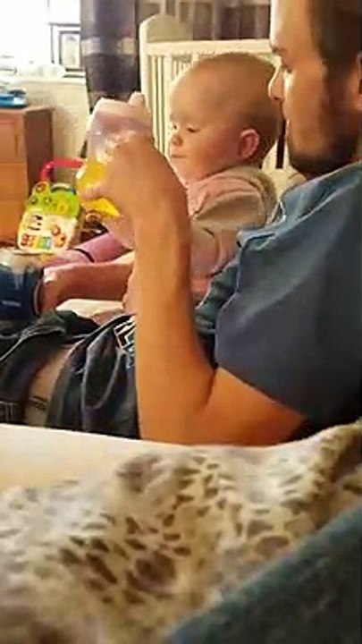 Ce bébé pleure.. il veut de la bière comme son père !