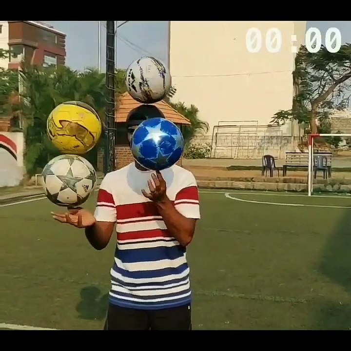 Meilleur jongleur de ballons de foot jamais vu, 4 d'un coup !