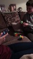 Cet enfant autiste résout 4 Rubik's Cube en 45 secondes !