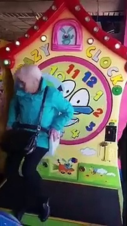 Mamie essaye un jeu pour enfants.. fou rire !