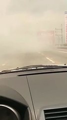 Il pense se trouver dans un épais brouillard mais découvre en fait que c'est un incendie en pleine route