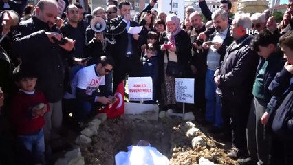 İnşaat firması mağdurlarından kefenli ve mezarlı eylem