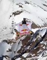 Une vidéo incroyable d'un homme qui vole en wingsuit