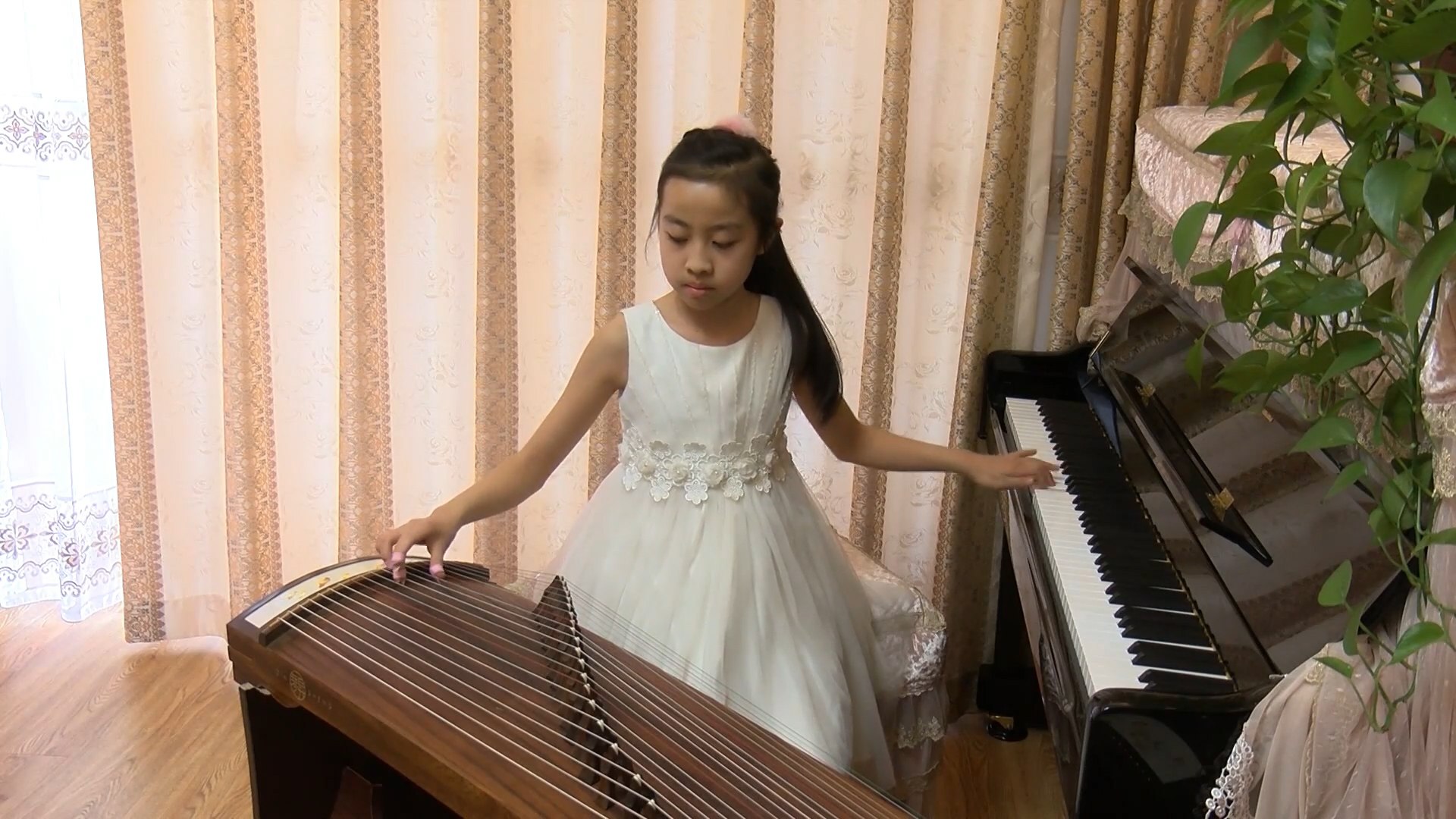 Talented Chinese girl plays piano and guzheng at the same time - video  Dailymotion