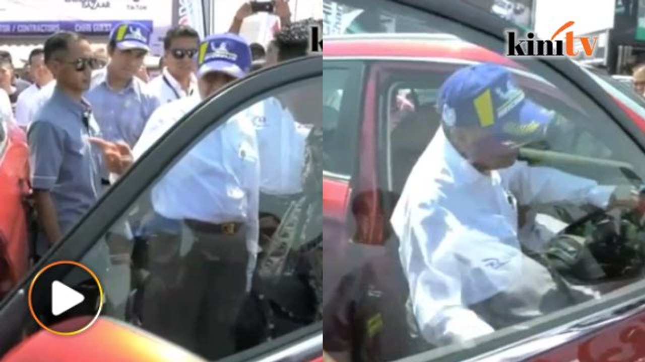 Dr M memandu Proton X70 selepas selesai majlis