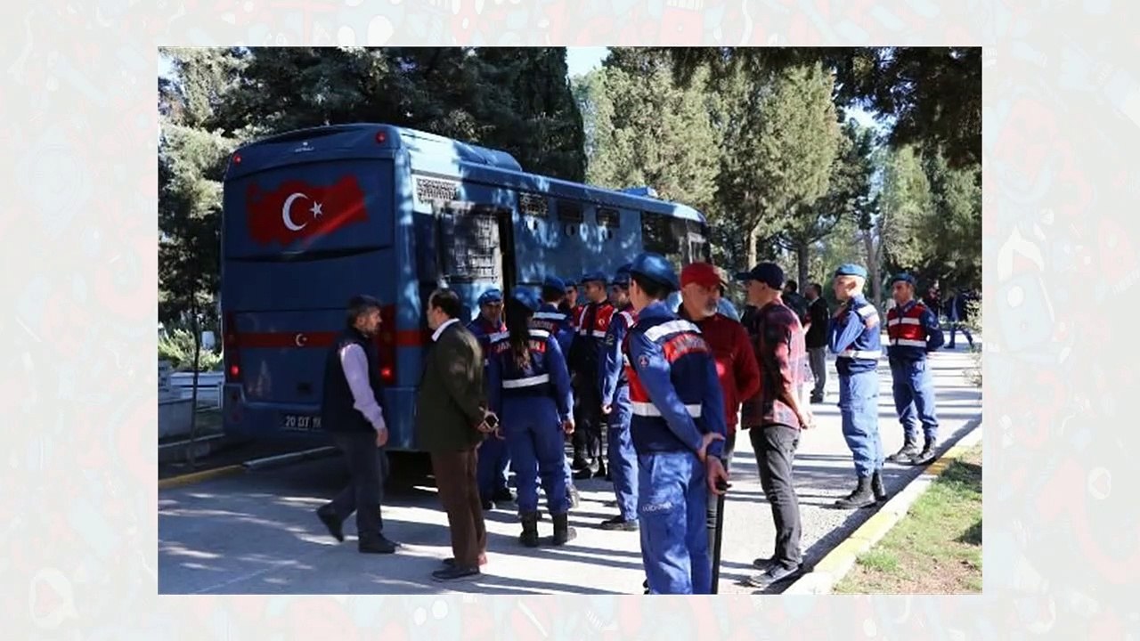 Oğlunun cenaze törenine kelepçeli olarak katıldı