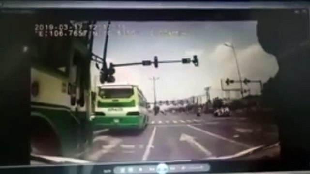 Tránh xe buýt vượt đèn đỏ, xe ben suýt gây tai nạn kinh hoàng