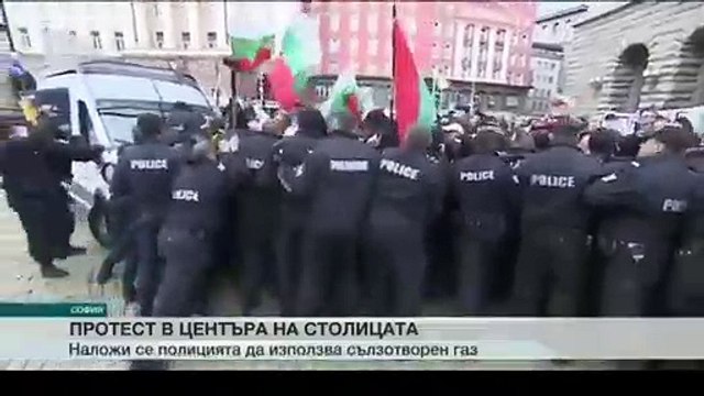 Rüzgarın yönünü hesaplayamayan polisler biber gazını kendilerine sıktılar...