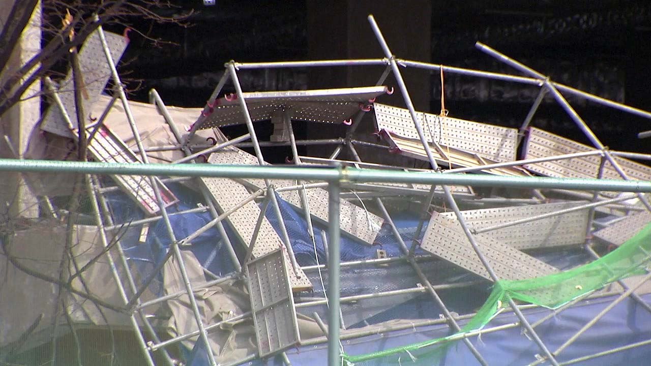 청주 공사장 외부 구조물 무너져...5명 부상 / YTN