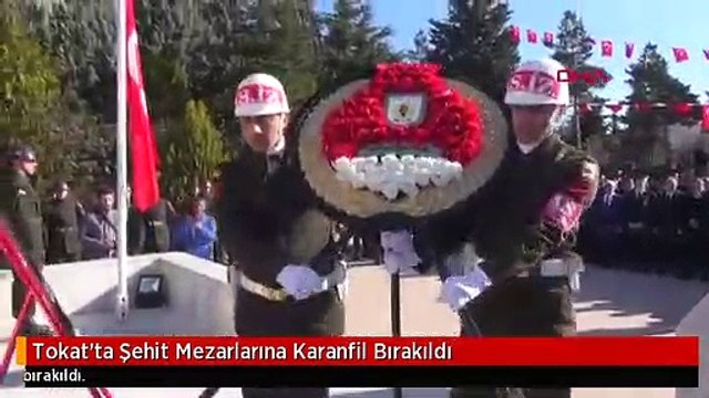 Tokat'ta Şehit Mezarlarına Karanfil Bırakıldı