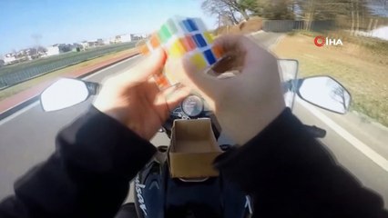 Motosiklet üzerinde rubik küp çözdü, oyun oynadı... O anlar kamerada