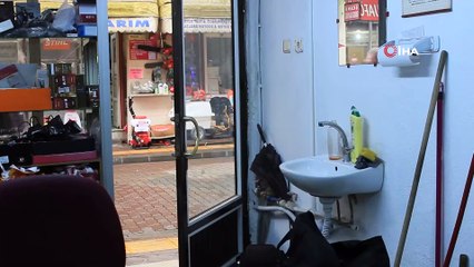 33 yıldır protez kolları ile televizyon tamir ediyor