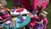 CAMPING - Piscine en Jouant au pique-Nique de la Gymnastique avec Barbie Chelsea Skipper, Stacie RV